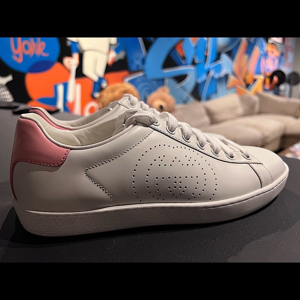 Woman’s Gucci sneakers size 6 ( NO BOX ) Worn once!